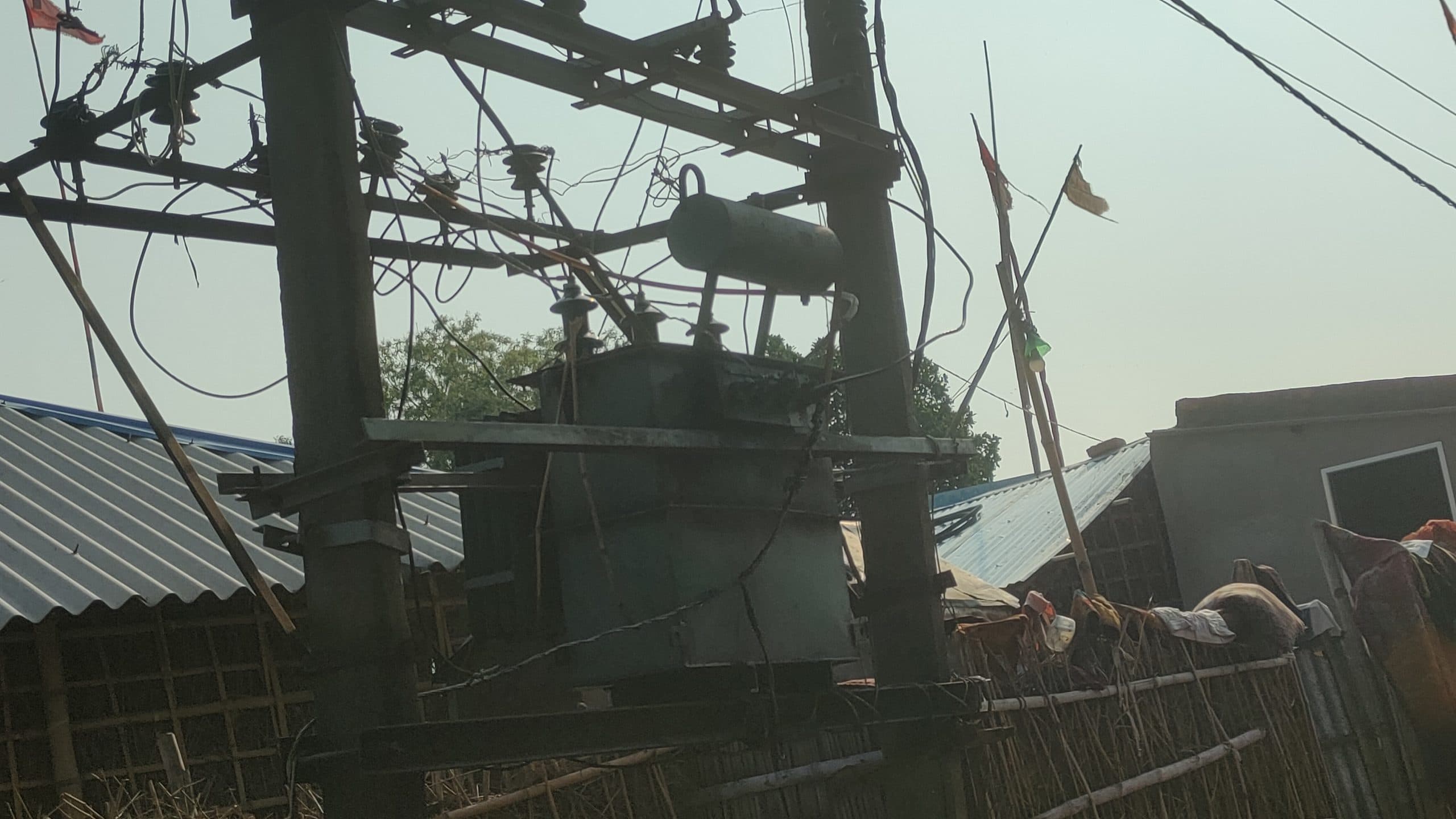 ट्रांसफार्मर जला, 36 घंटे से सैकड़ों घरों में बिजली गुल