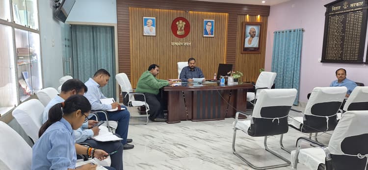 ऑनलाइन दाखिल खारिज की अद्यतन प्रगति पर डीएम ने जतायी नाराजगी