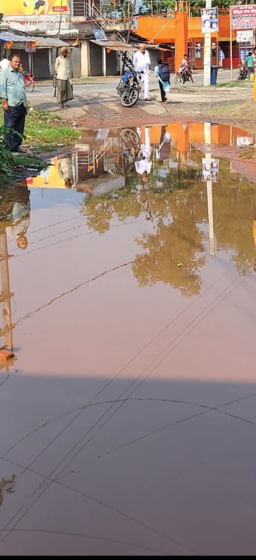 नाला निर्माण के बावजूद सड़क पर जलजमाव, परेशानी