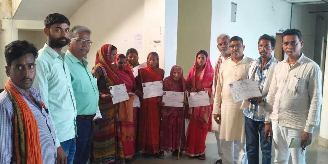 10 भूमिहीनों को दिया गया वासगीत पर्चाफोटो संख्या-14- वासगीत पर्चा मिलने के बाद लाभार्थी प्रतिनिधि, हलसी. प्रखंड कार्यालय के सभागार में हलसी प्रखंड के 10 गरीब भूमिहीनों के बीच तीन डिसमिल जमीन का पर्चा बांटा गया. पर्चा बिहार राज्य के उपमुख्यमंत्री विजय कुमार सिन्हा के हाथों दिया गया. डीएम मिथिलेश मिश्र, डीसीएलआर सीतू शर्मा व सीओ सुश्री अंजलि की मौजूदगी में यह पर्चा गरीबों के बीच बांटा गया. विदित हो कि सीपीआईएम जिला कमेटी द्वारा भूमिहीन को पर्चा दिलाने के लिए काफी संघर्ष किया गया था. वहीं भूमिहीनों को पर्चा मिलने पर सीपीआईएम जिला मंत्री शंकर राम, काम मोती साह, अंचल मंत्री रणधीर कुमार, पंकज कुमार, सचिव मंडल सदस्य सुनील कुमार, एसएफआई के छात्र नेता सौरभ कुमार ने प्रसन्नता व्यक्त की. सीओ अंजलि ने बताया कि 10 जरूरतमंदों को वासगीत पर्चा दिया गया. जिनमें सेठना के दो, धीरा एक व कैंदी पंचायत के मानपुर गांव के सात लाभार्थी शामिल है.