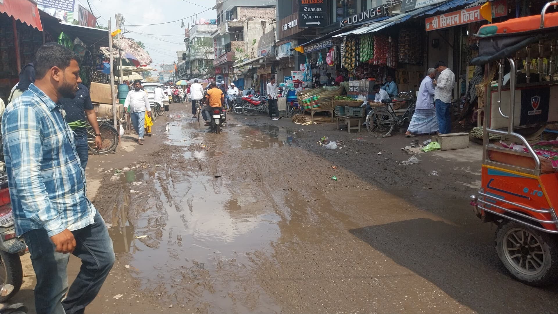 बेमौसम बारिश से हटिया रोड हुई कीचड़मय