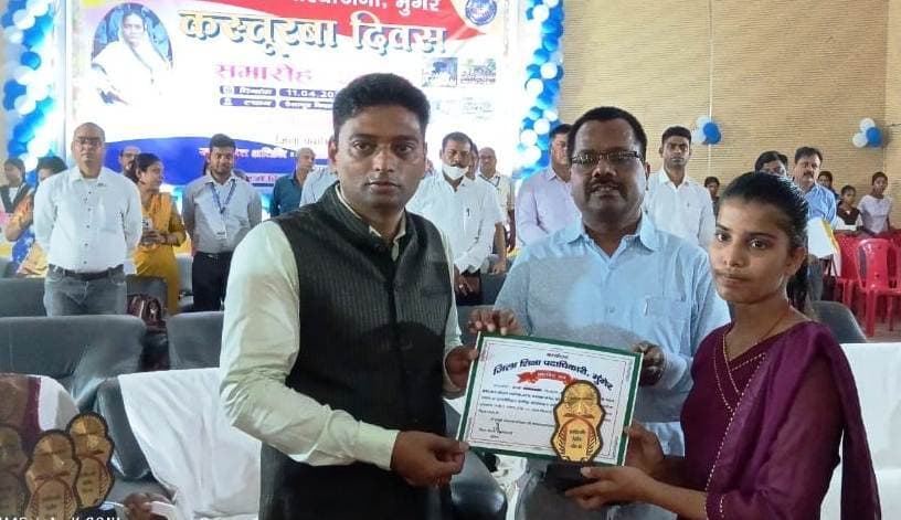 मैट्रिक व इंटर के टॉपर छात्र-छात्राओं को प्रशस्ति पत्र व मोमेंटो देकर किया सम्मानित