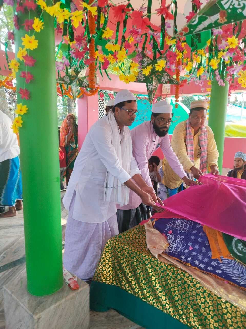 बेनी उर्स में अकीदतमंदों ने चादर पोसी कर मांगी दुआ