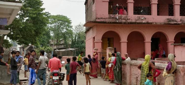 विद्यालय प्रांगण में खेलते देख प्रधानाध्यापक ने बच्चे को बुरी तरह पीटा