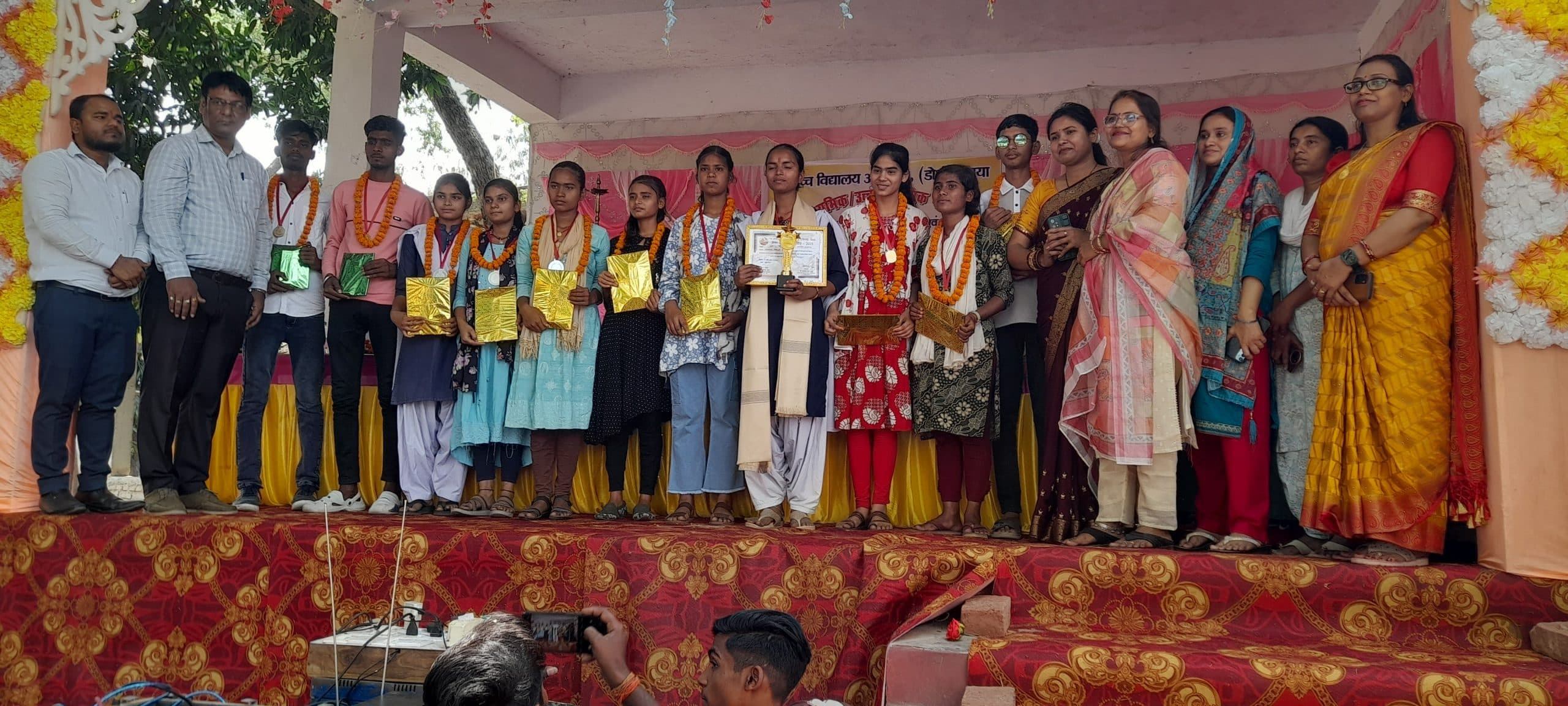 अपनी प्रतिभा की छाप छोड़नेवाले छात्र-छात्राएं सम्मानित