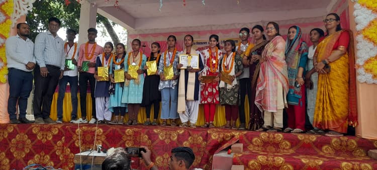 अपनी प्रतिभा की छाप छोड़नेवाले छात्र-छात्राएं सम्मानित