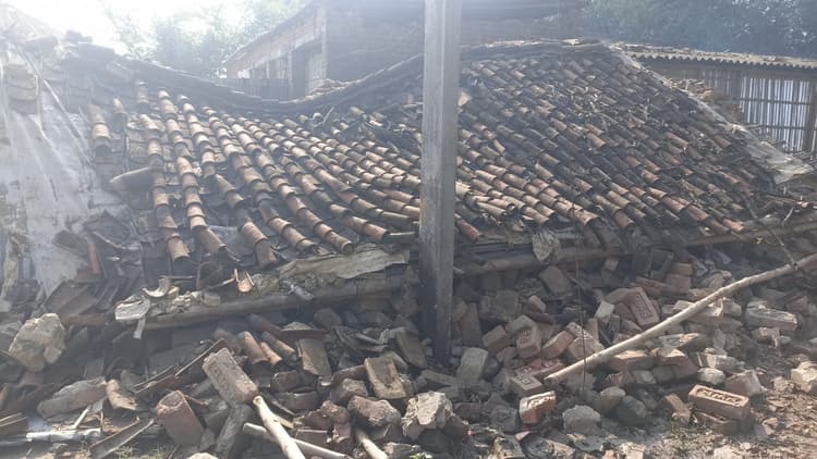 बारिश की वजह से मकान गिरने से पांच जख्मी