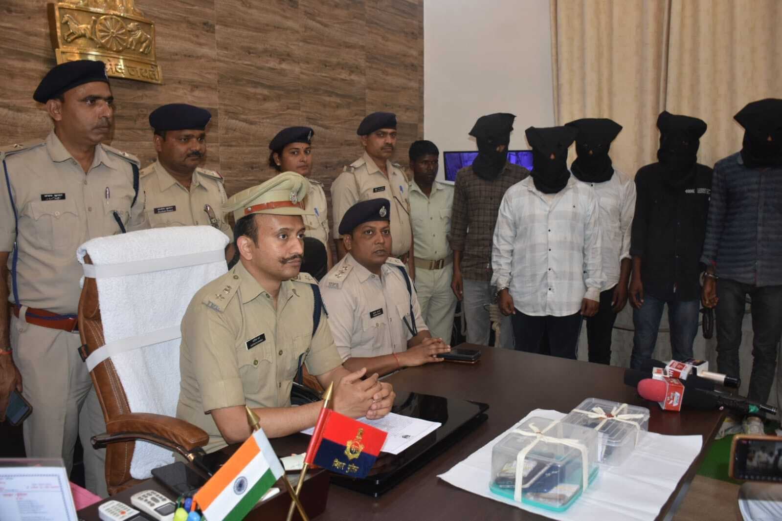 पिकअप लूटकांड का पुलिस ने किया खुलासा, हथियार के साथ पांच अपराधी गिरफ्तार