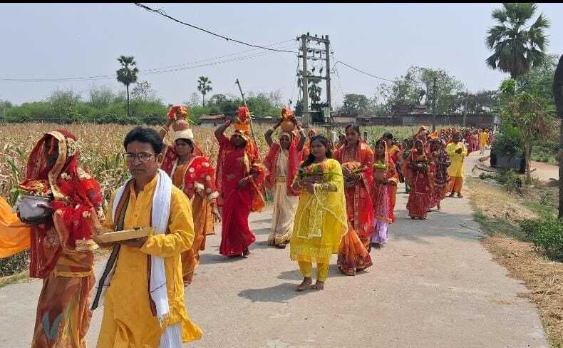 गायत्री महायज्ञ व श्रीराम कथा को लेकर निकाली गयी कलशयात्रा