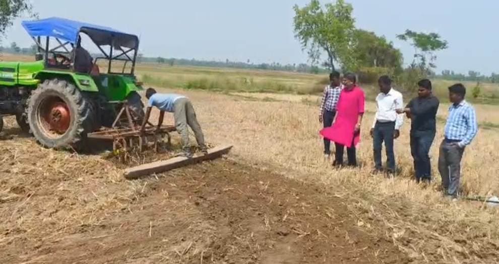 मशीनों के संचालन के बारे में बारीकी से दी जा रही जानकारी