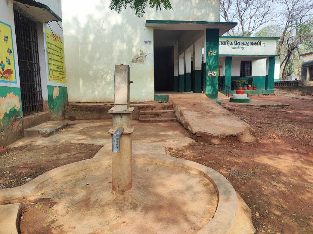 विद्यालय का चापाकल खराब, बच्चे परेशान