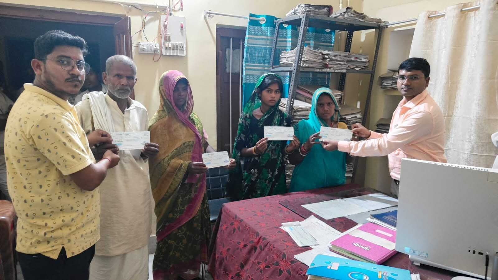 चार अग्निपीड़ित को सीओ ने दिया चेक