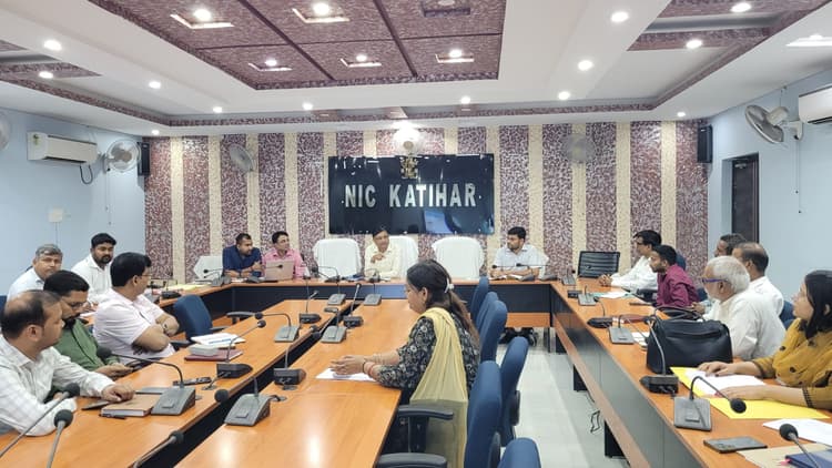 जिला गंगा समिति की बैठक में विभिन्न योजनाओं के क्रियान्वयन की समीक्षा