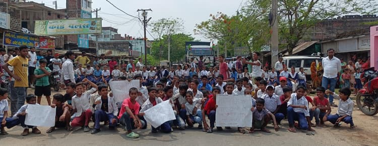 विद्यालय को शिफ्ट किये जाने के विरोध में एनएच 333 को किया जाम