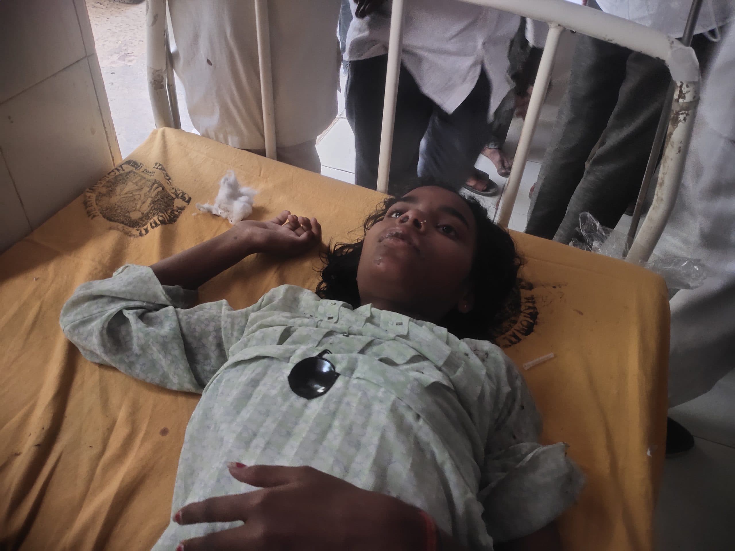 अनियंत्रित कार ने बाइक में मारी टक्कर, सात घायल