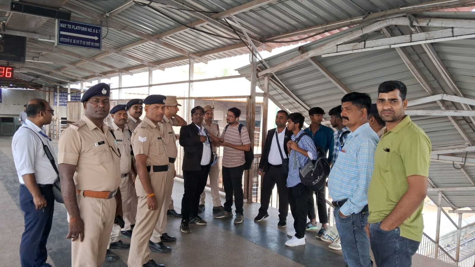 गया जंक्शन पर टिकट चेकिंग अभियान में 292 धराये