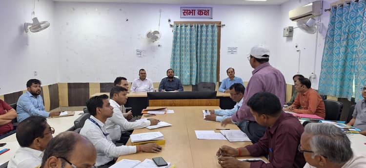 गरमा बीज वितरण में जिला राज्य में प्रथम स्थान पर रहने पर डीएम ने की प्रशंसा