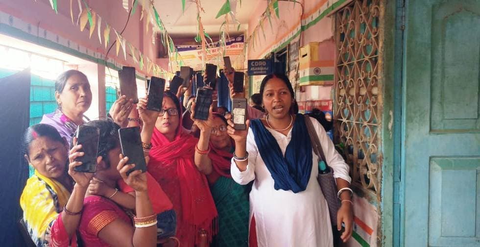 पुराना मोबाइल जमा नहीं लिये जाने पर सेविकाओं ने किया प्रदर्शन