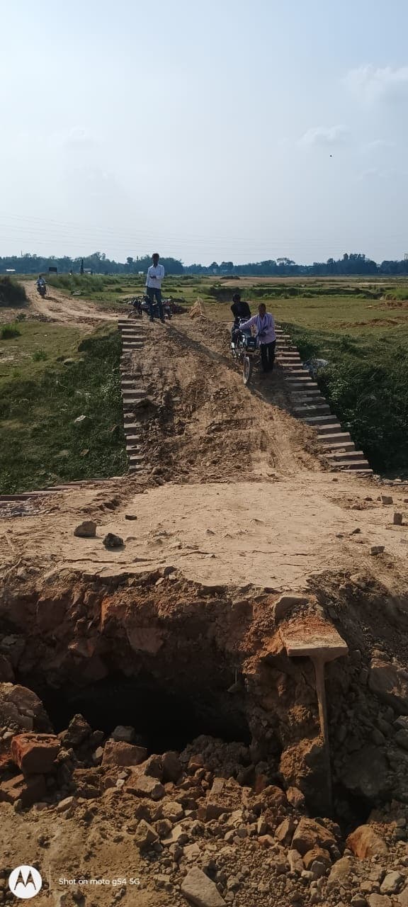 जेसीबी मशीन ले जाने के क्रम में ध्वस्त हुआ डायवर्सन