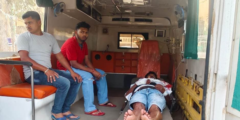 तेज रफ्तार बाइक से गिर कर दो युवक घायल