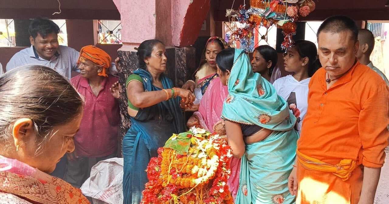 ध्वजारोहण के साथ बाबा नायक धाम में चैत पूजा उत्सव प्रारंभ