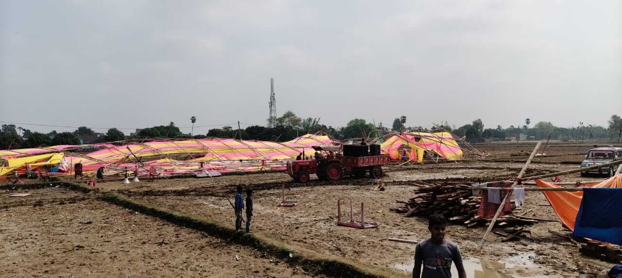 तेज आंधी व बारिश से सत्संग स्थल का गिरा पंडाल, स्वामी जयनंदन बाबा घायल