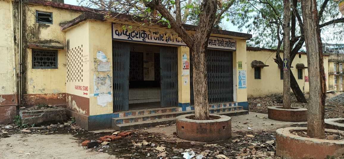 रेलवे टिकट काउंटर के समीप बहता है शौचालय का गंदा पानी