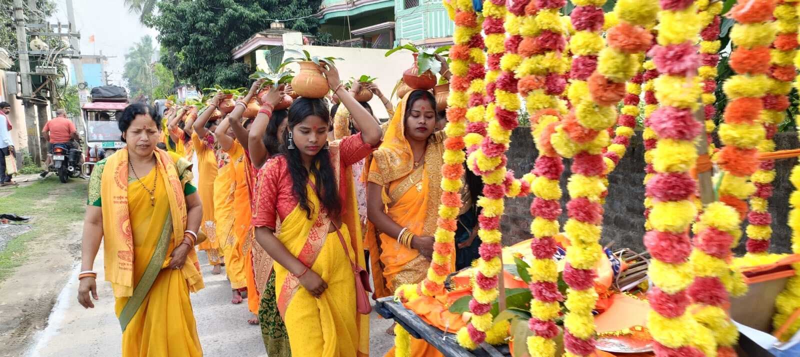 चार दिवसीय नौ कुंडीय गायत्री महायज्ञ के दूसरे दिन निकाली गयी कलश शोभा यात्रा