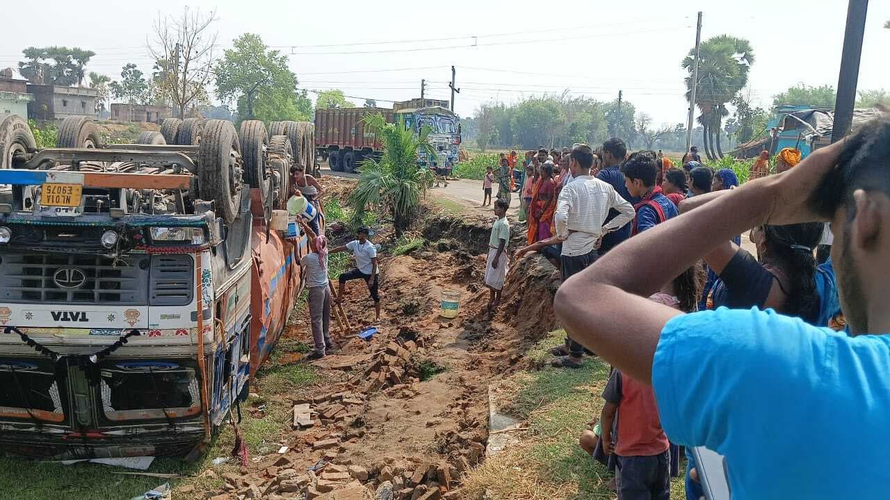 सड़क किनारे गड्ढे में पलटा तेल लदा टैंकर