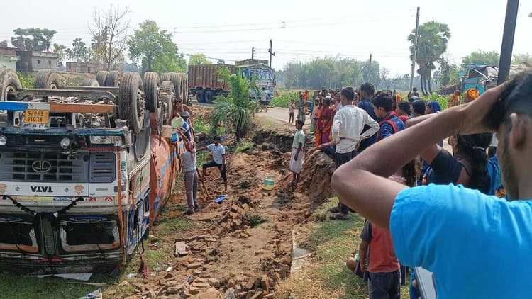 सड़क किनारे गड्ढे में पलटा तेल लदा टैंकर