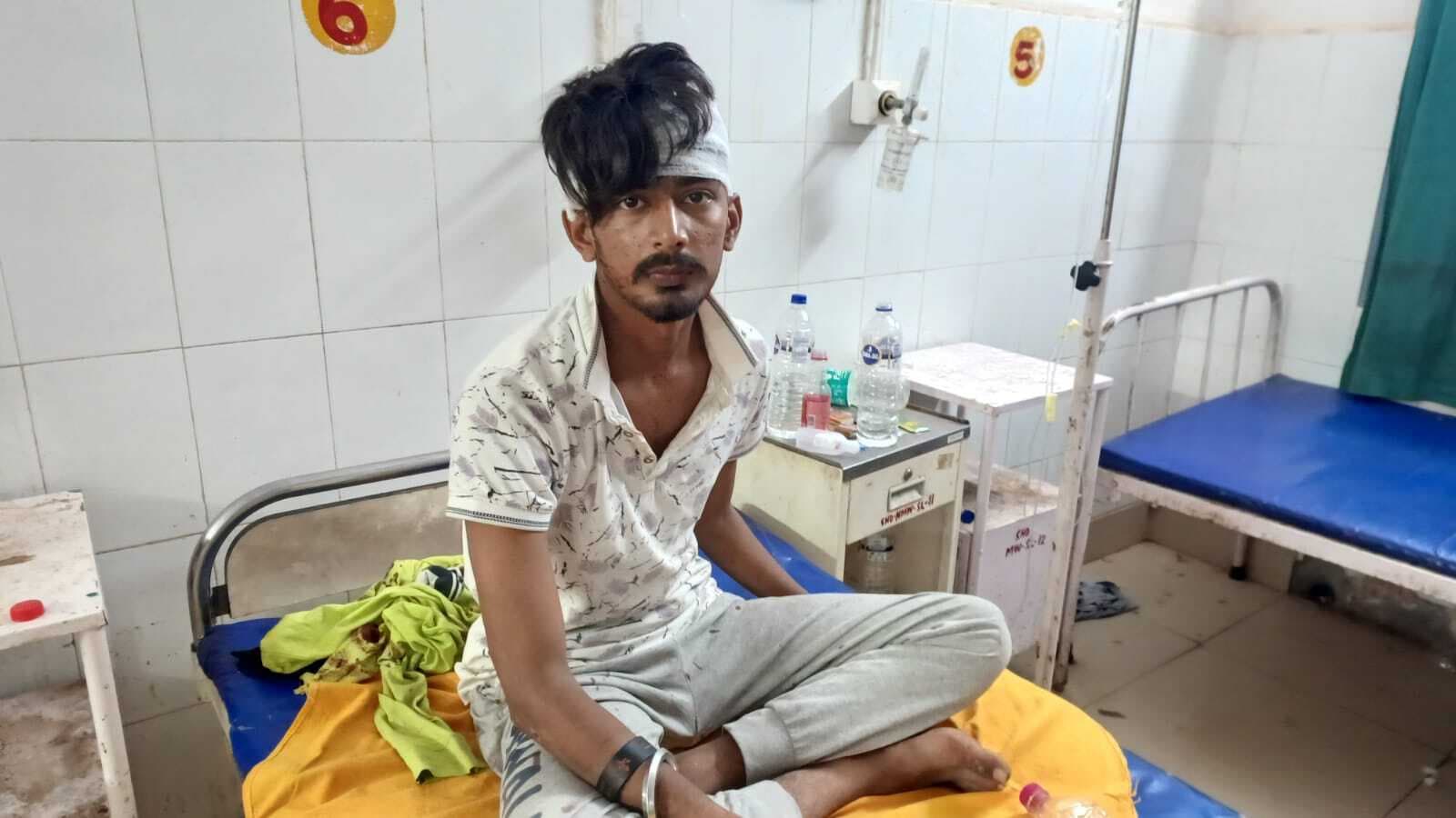 Deoghar news : घर चढ़कर आपराधिक प्रवृत्ति के 20 लड़कों ने हथियार का भय दिखाया, युवक के साथ की मारपीट