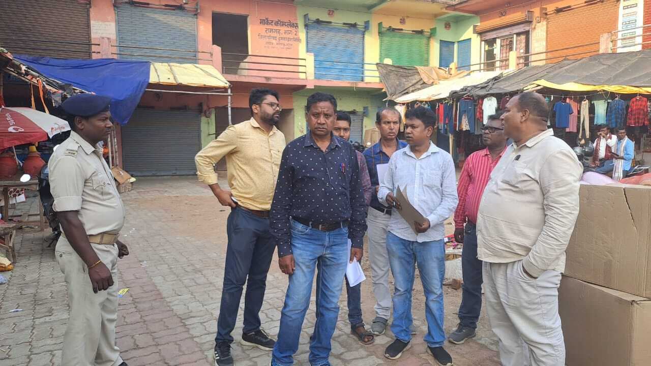 रामगढ़ बाजार से अतिक्रमण हटाने के लिए सीओ ने थमाया नोटिस
