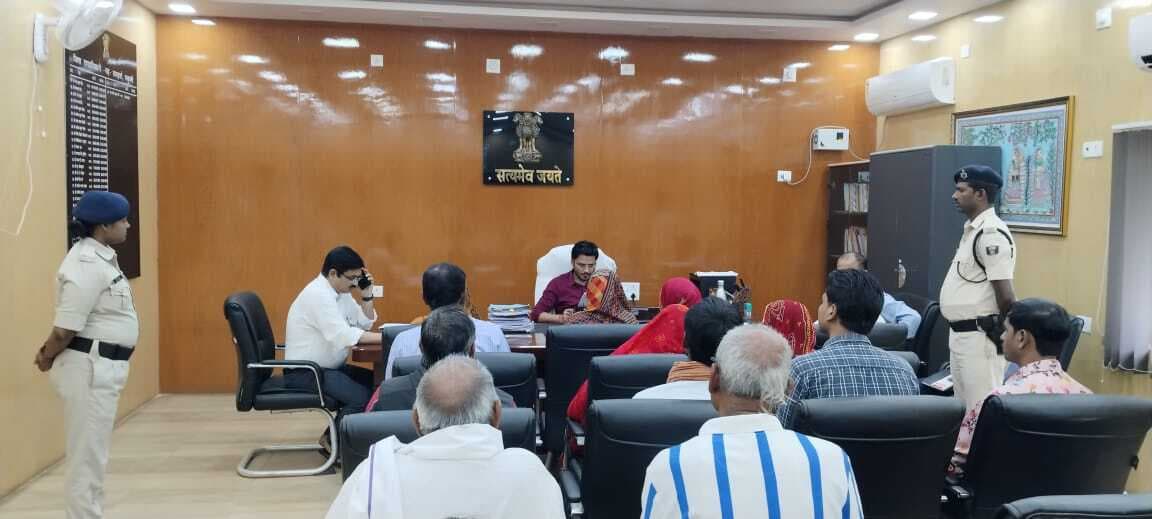 Madhubani News : जनशिकायतों का त्वरित निबटारा करें अधिकारी : डीएम