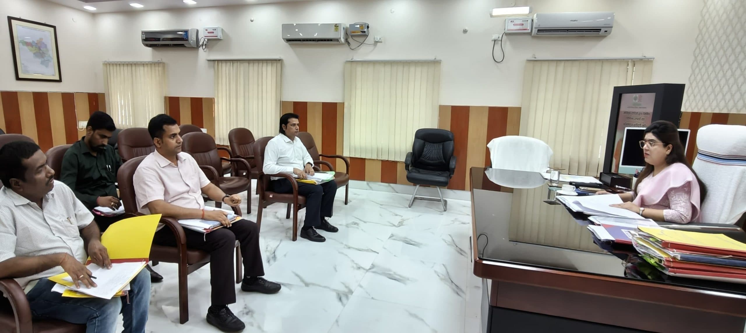 योजनाओं के क्रियान्वयन में अनावश्यक विलंब बर्दाश्त नहीं - डीएम