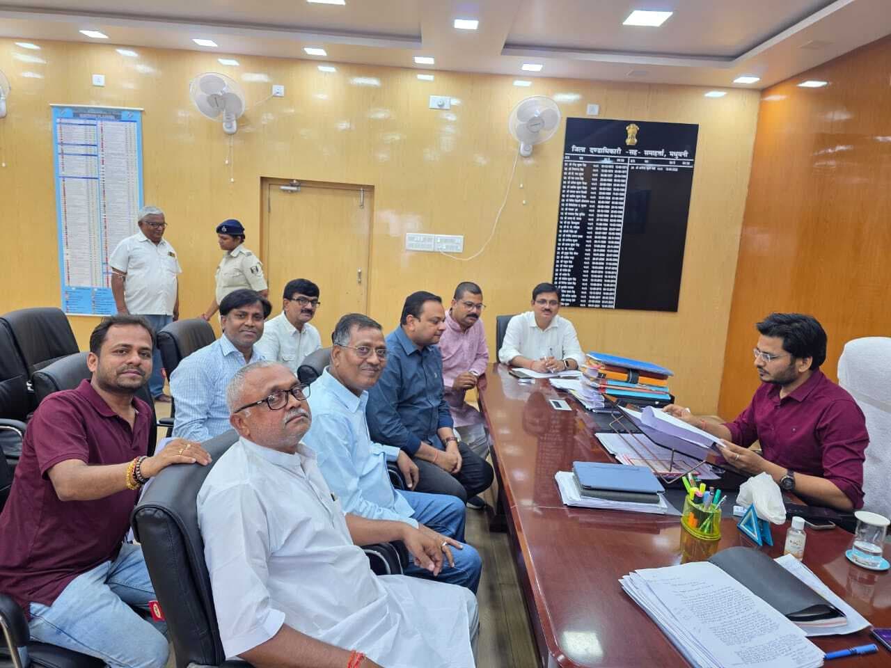 Madhubani News : व्यवसायियों के शिष्टमंडल ने डीएम को सौंपा मांग पत्र