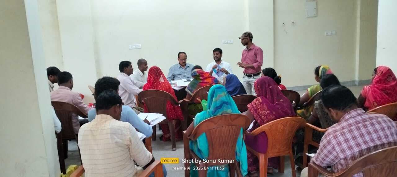 Madhubani News : शताब्दी व प्रवासी योजना का लाभ लेने के लिए किया जागरूक