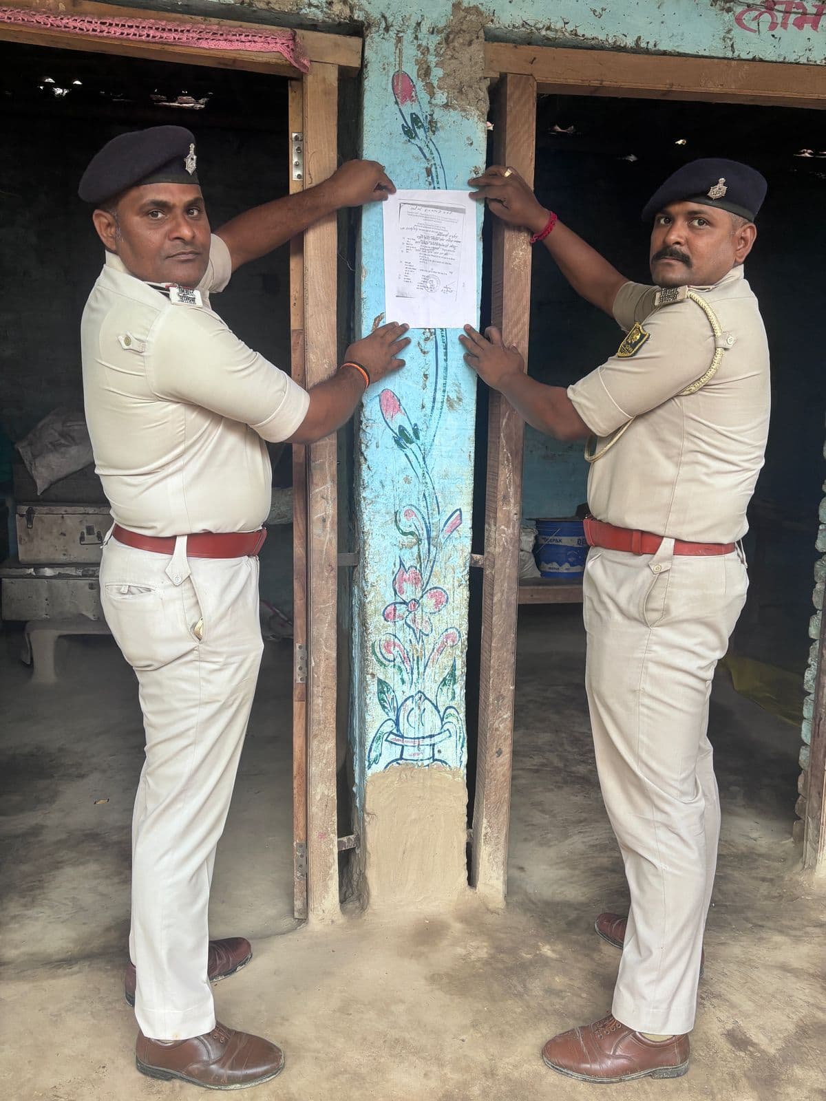 Madhubani News : फरार आरोपित के घर चिपकाया इश्तेहार