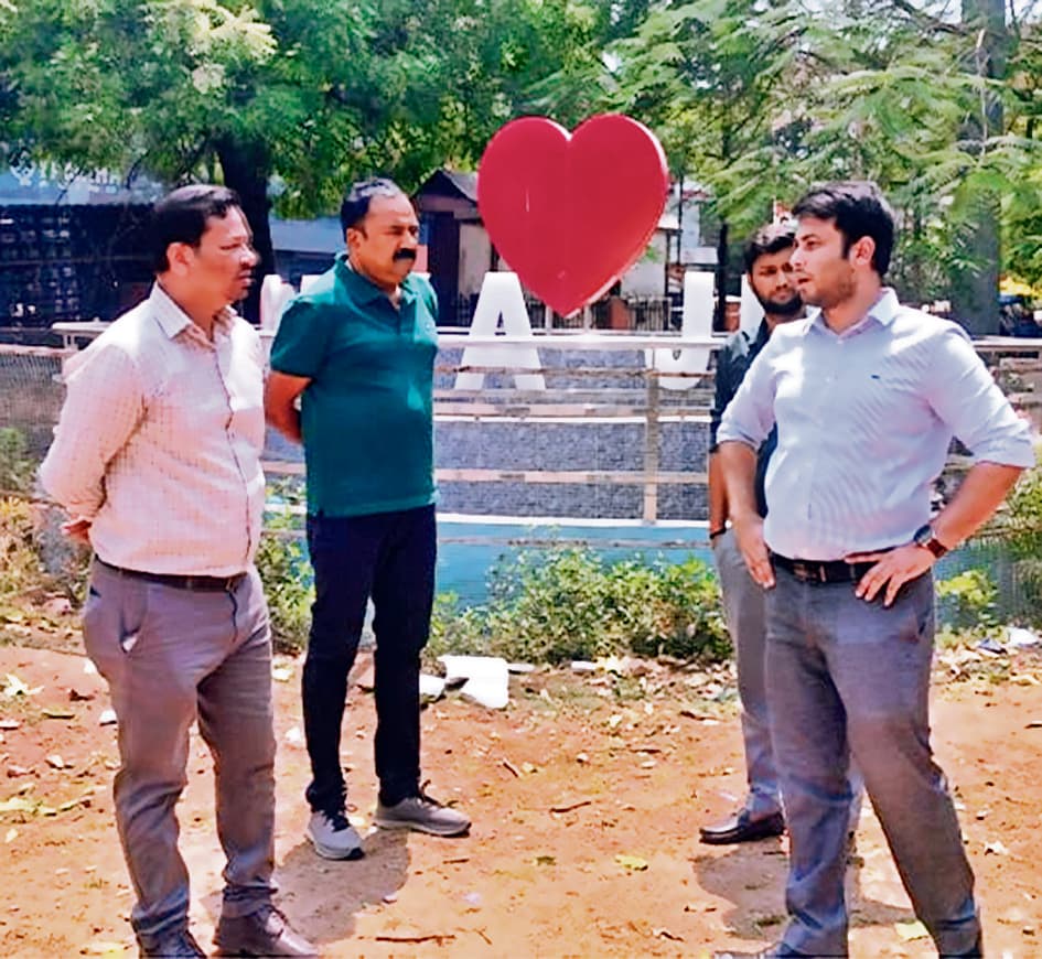 Gaya News : माह के अंत तक गोलंबरों का सौंदर्यीकरण नहीं हुआ, तो एजेंसी को काली सूची में डालें