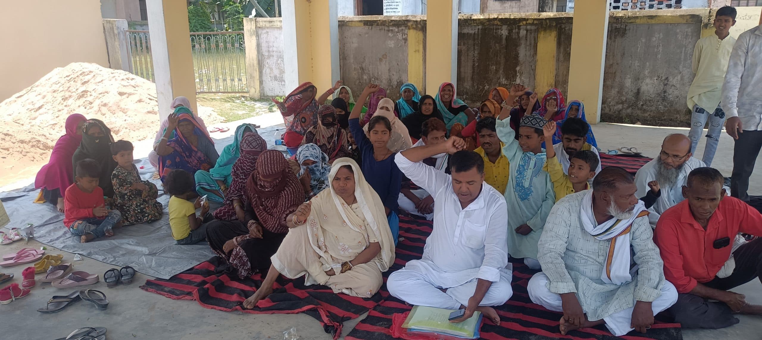 Madhubani News : महिला से दुष्कर्म करने की कोशिश के विरोध में दिया धरना