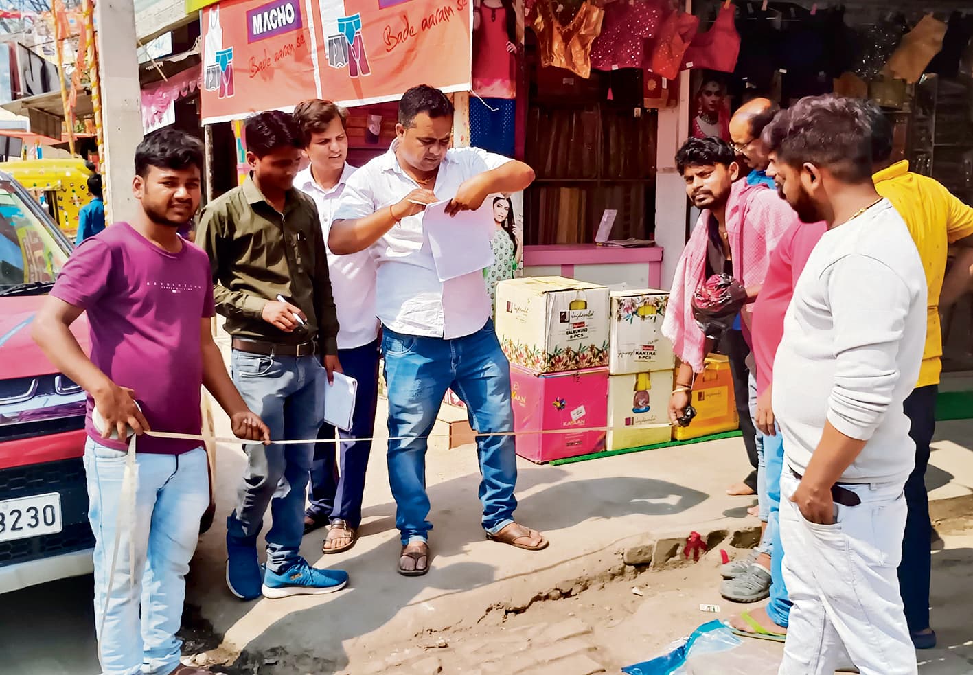 Saran News : परसा बाजार में अतिक्रमण के खिलाफ कार्रवाई, अमीनों ने की मापी