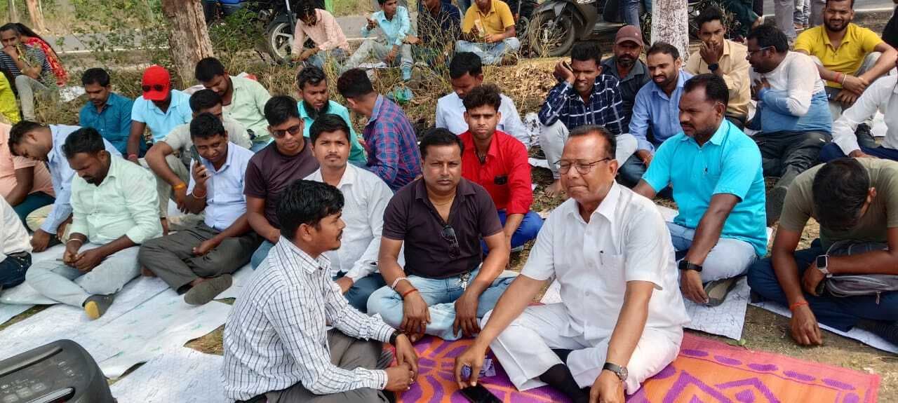 Giridih News :108 एंबुलेंस कर्मियों की अनिश्चितकालीन हड़ताल शुरू