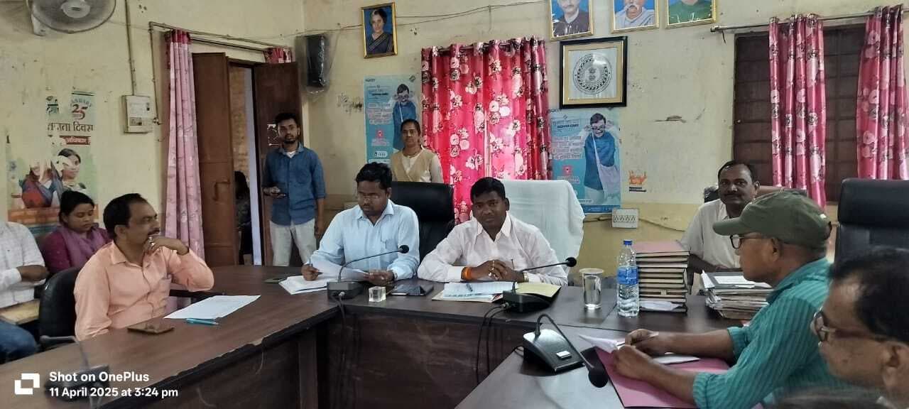 Bokaro News : योजनाओं की धीमी गति पर कर्मियों को लगी फटकार