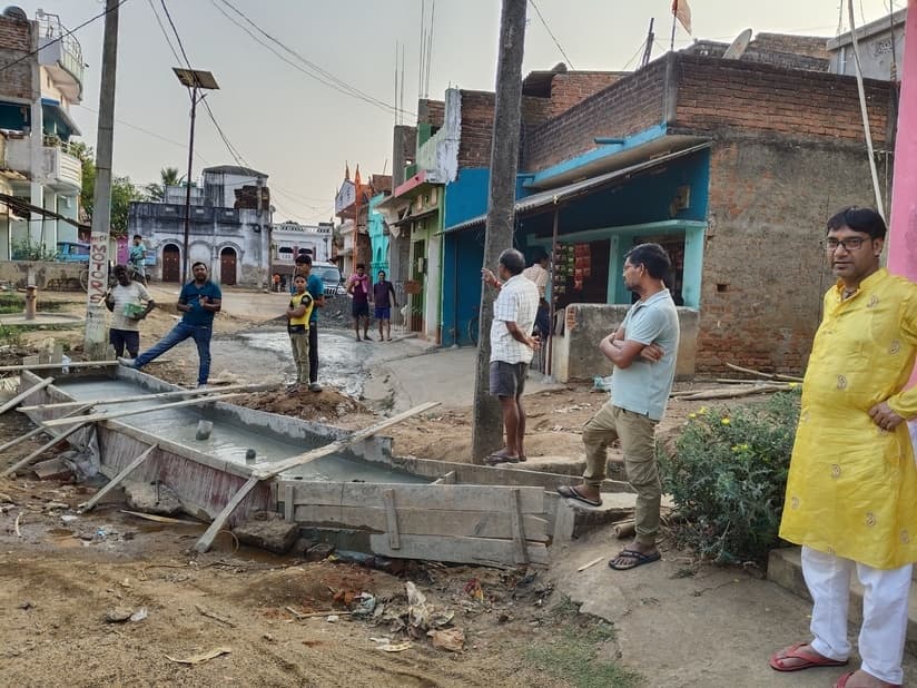 सड़क व नाली निर्माण में अनियमितता को लेकर ग्रामीणों ने खोला मोर्चा