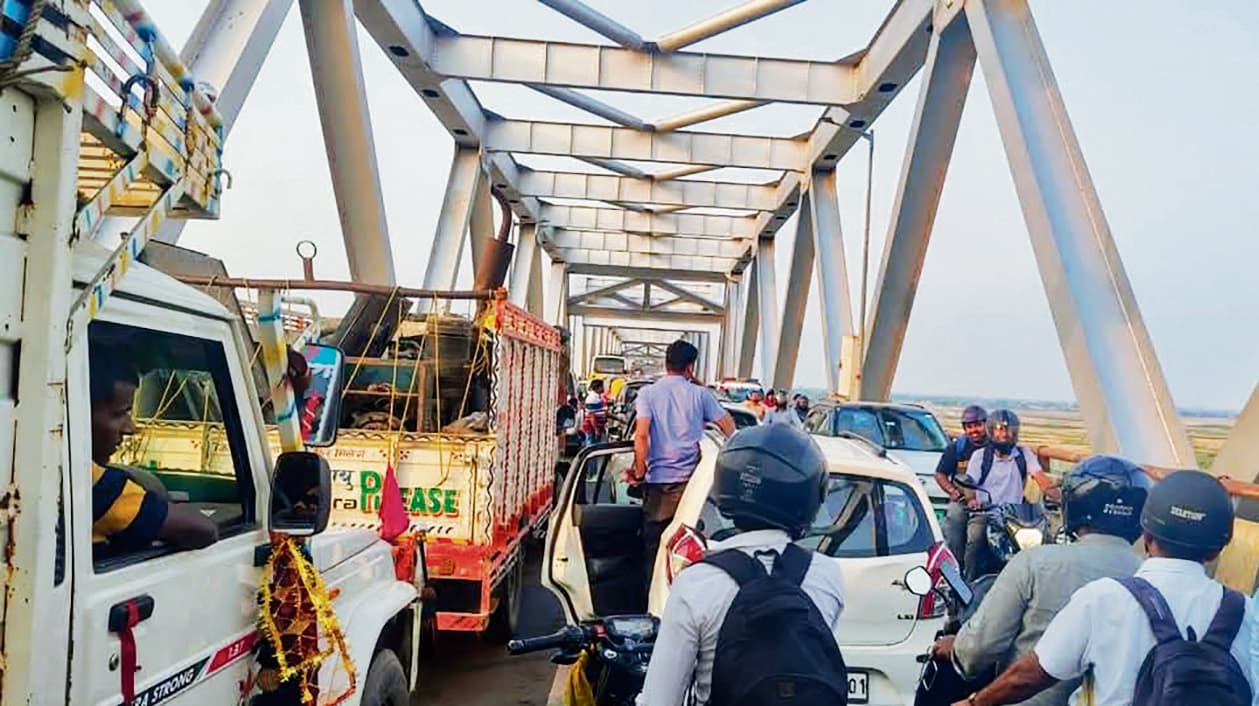 Saran News : जेपी सेतु पर जाम के कारण कई किलोमीटर तक फंसे रहे वाहन