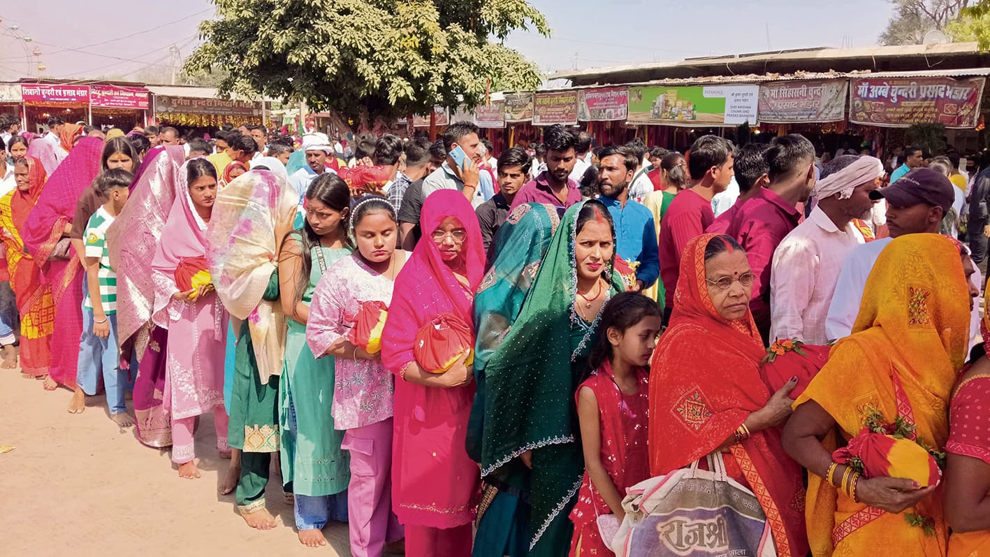 Gopalganj News  : मां सिंहासनी के दर्शन के लिए भक्तों का उमड़ा सैलाब, भक्तों की लगी रही कतार