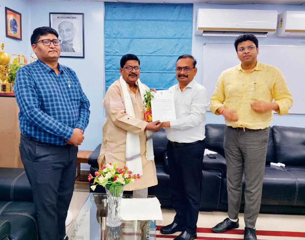 आरा सांसद सुदामा प्रसाद ने डीआरएम से की मुलाकात