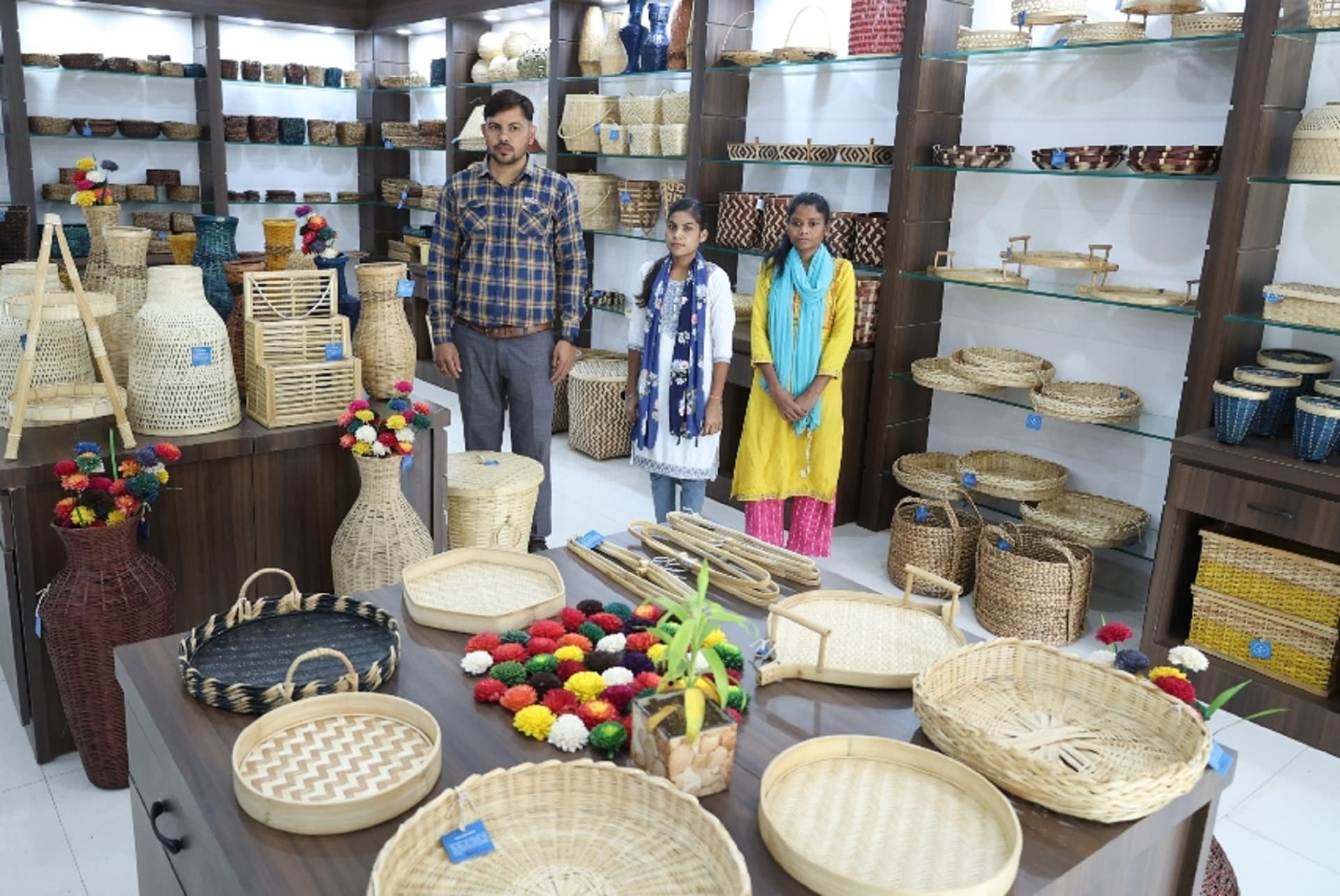 Bokaro News : हस्तशिल्प के बल आत्मनिर्भर बन रहीं ग्रामीण महिलाएं