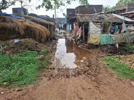 गंदे पानी से ग्रामीण परेशान, नाला निर्माण की मांग हुई तेज