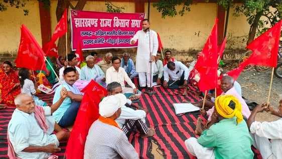 माकपा नेताओं ने बीडीओ कार्यालय के बाहर दिया धरना