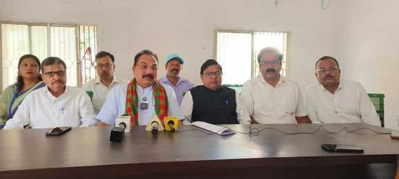 स्थानीय लोगों का हो रहा शोषण : प्रदीप